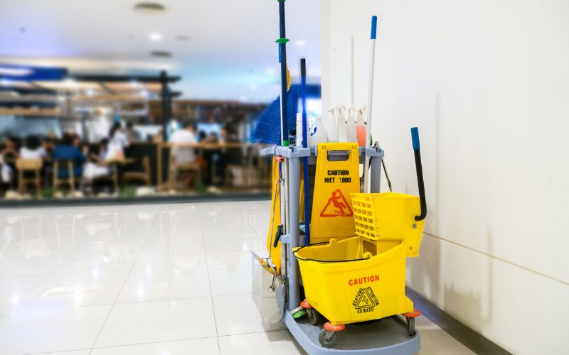 dụng cụ cần thiết khi vệ sinh tòa nhà