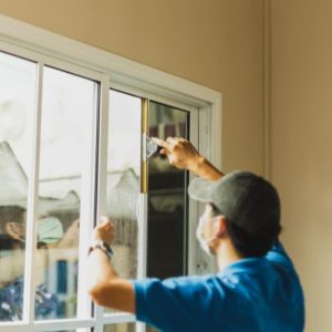 Làm sạch kỹ phần khung kính