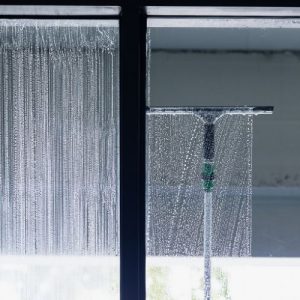 lau cửa kính sạch bằng kỹ thuật chuyên dụng