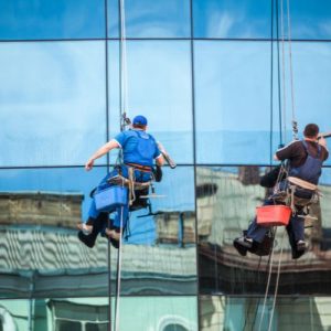 Vệ sinh sơ bộ phần khung và mặt kính